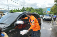 Satpol PP dan Penanggulangan Bencana Papua bagi 4000 Masker Gratis